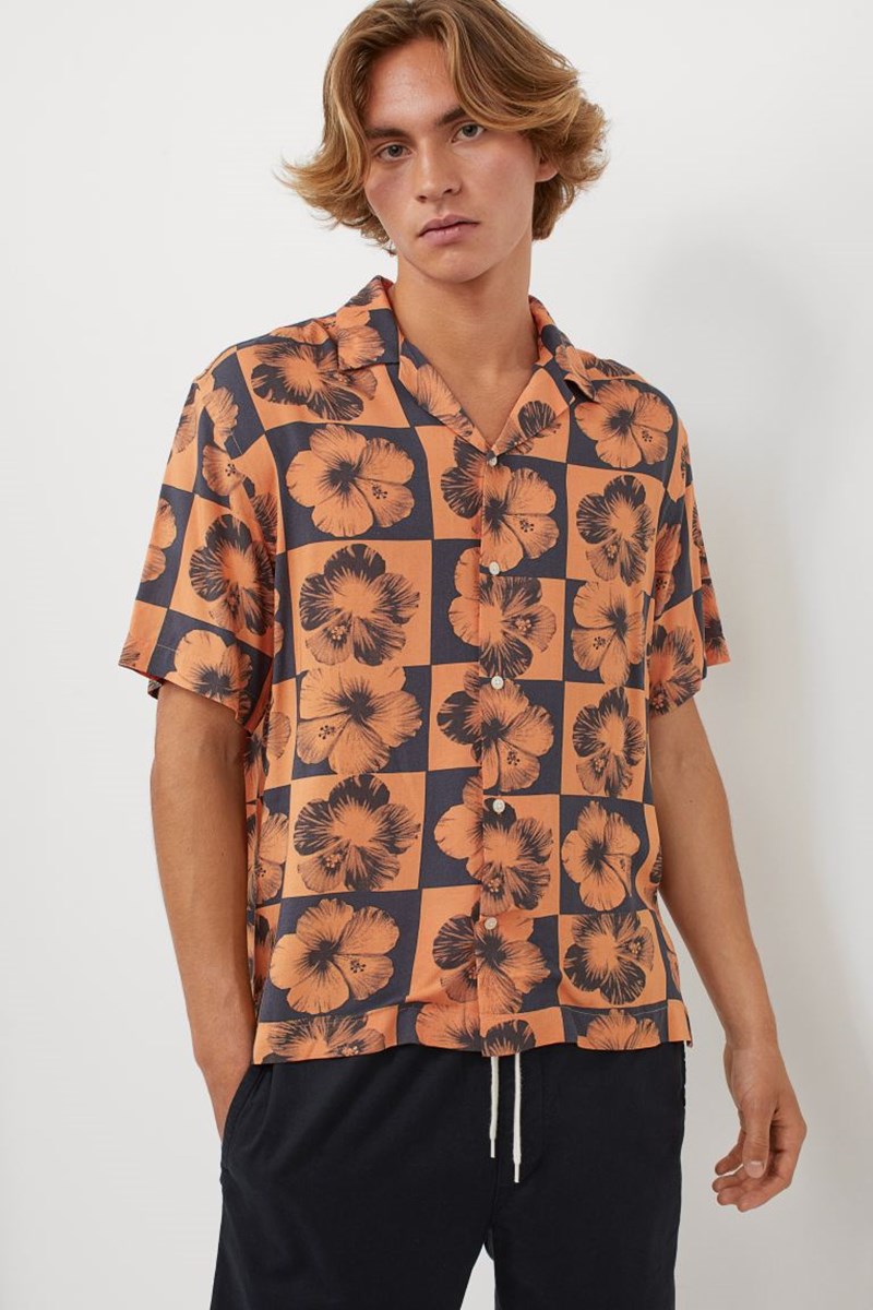 MODEL WITH SHORT-SLEEVED SHIRT