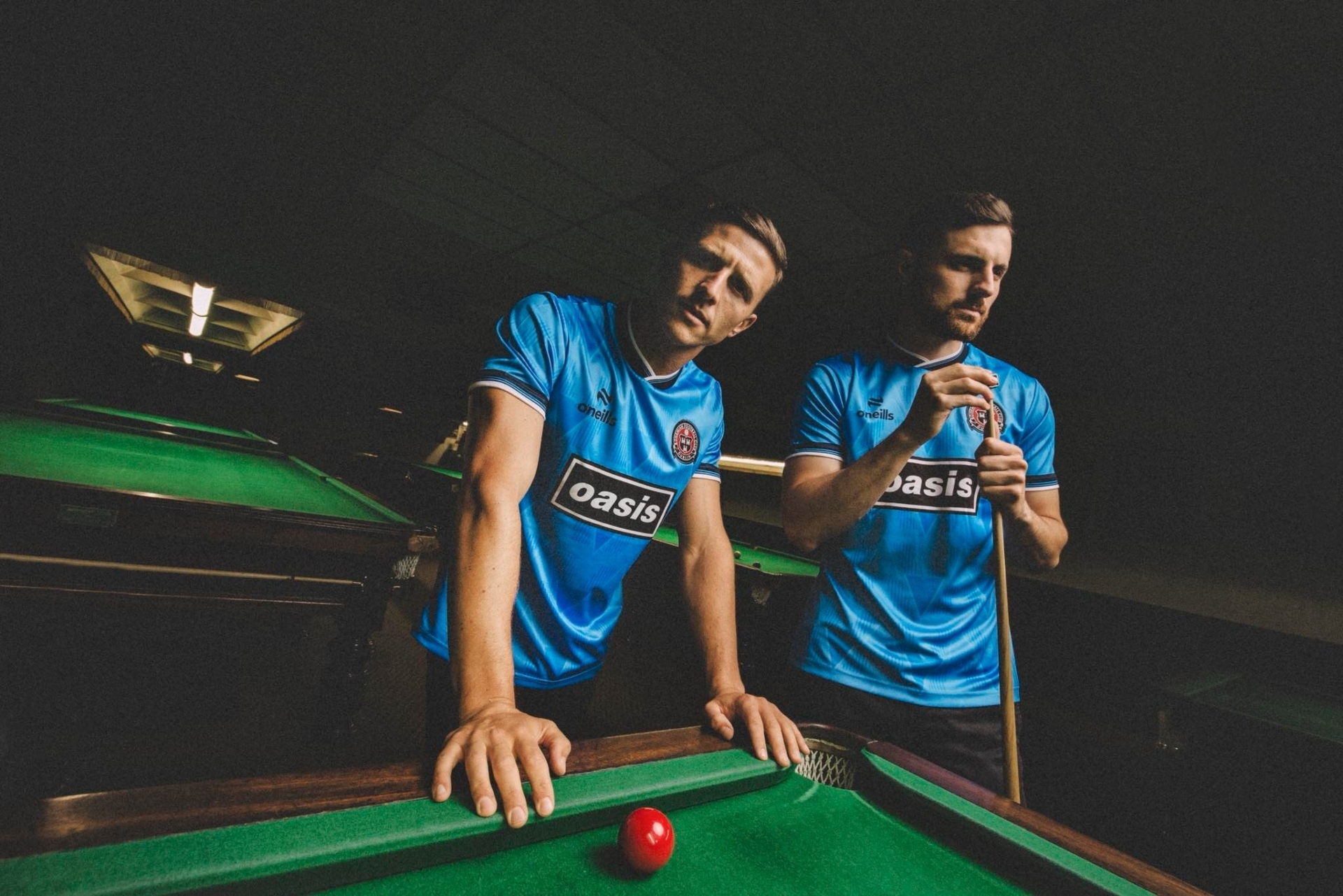 Η περίεργη ιστορία πίσω από το πουλόβερ που φορούσε ο Noel Gallagher σε θρυλική συναυλία των Oasis - εικόνα 5