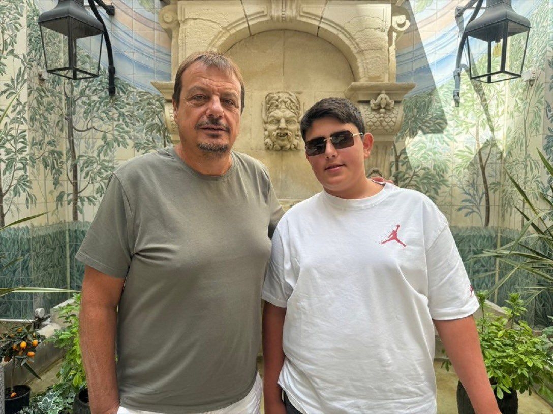 Παπάς-φίλαθλος του Παναθηναϊκού έγινε viral -Έδωσε το σύνθημα για το "χόρτο μαγικό" - εικόνα 2