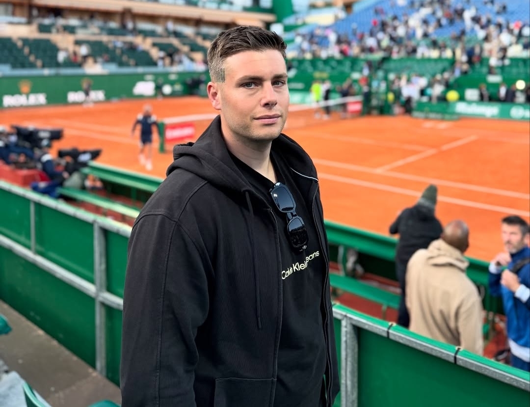 Συνελήφθη ο ηθοποιός Βασίλης Μπισμπίκης-προκάλεσε ζημιές σε αυτοκίνητα και εγκατέλειψε το σημείο - εικόνα 1