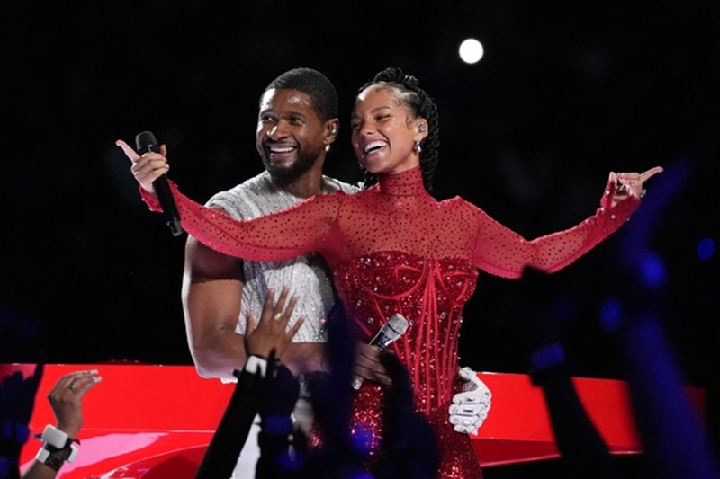 O Usher και η Alicia Keys στο Super Bowl 2024