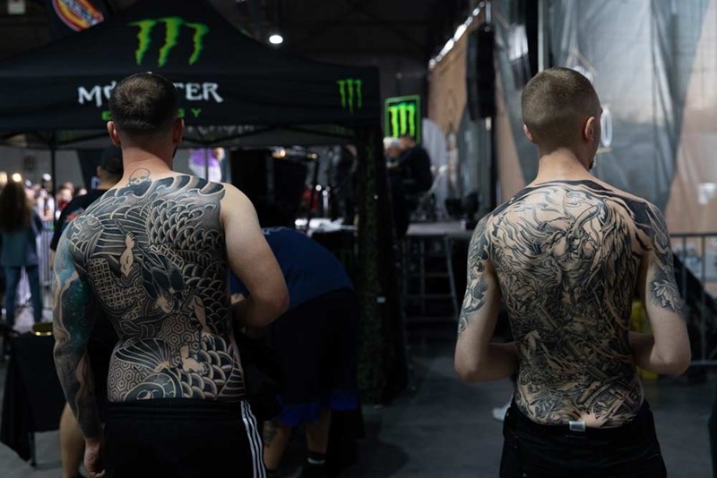 Δύο πλάτες με tattoo