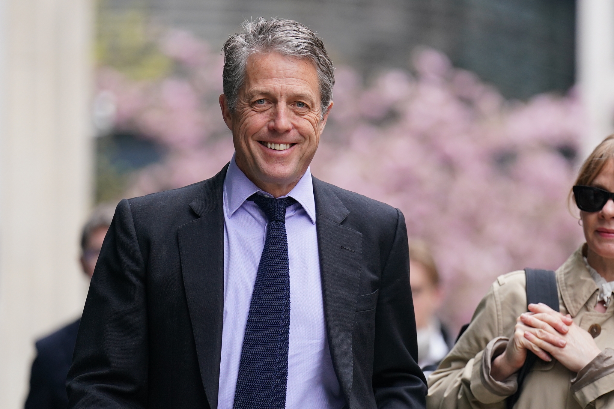 O Hugh Grant έριξε υπνάκο σε αγώνα τένις στο Wimbledon και έγινε viral - εικόνα 2