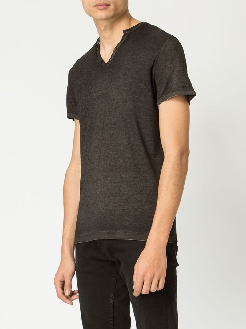 V-neck t-shirt