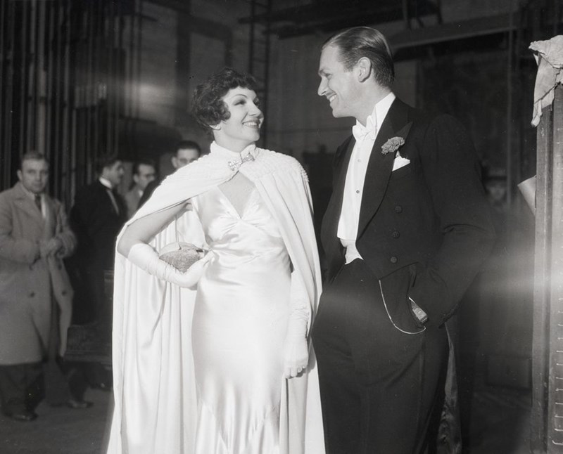 ΧΡΙΣΤΟΥΓΕΝΝΙΑΤΙΚΟ ΣΤΥΛ ΔΙΑΣΗΜΩΝ