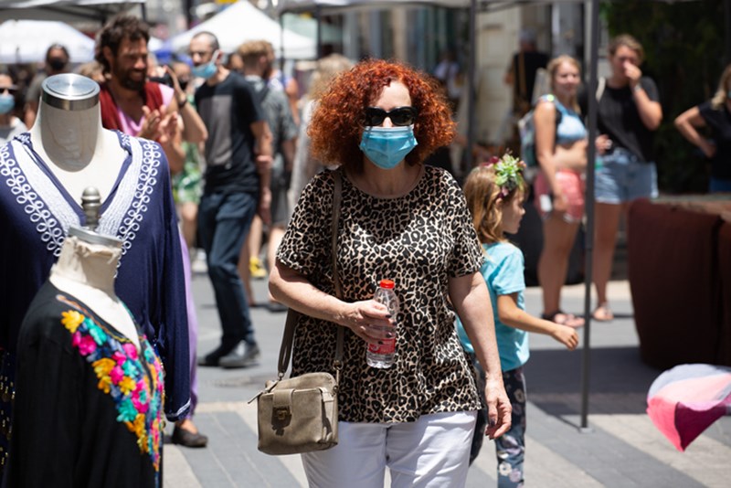 WOMAN WITH FACE MASK