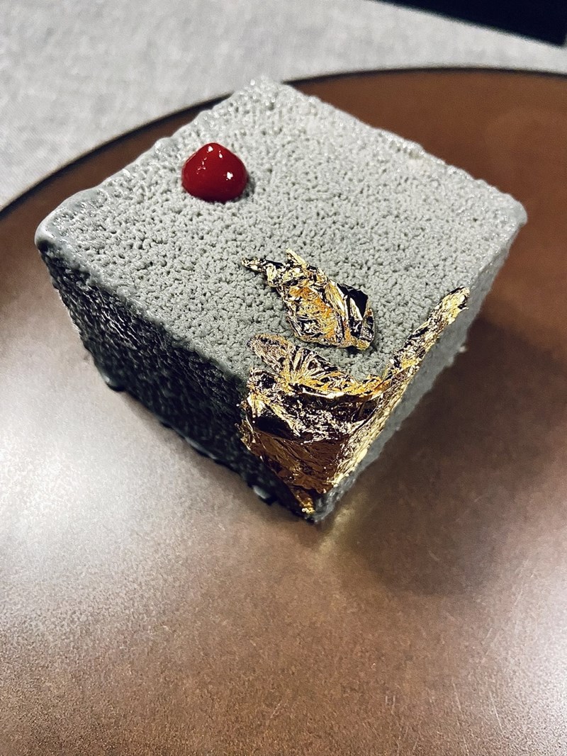 Το επιδόρπιο Volcanic Mille Feuille στο Lure του Mystique