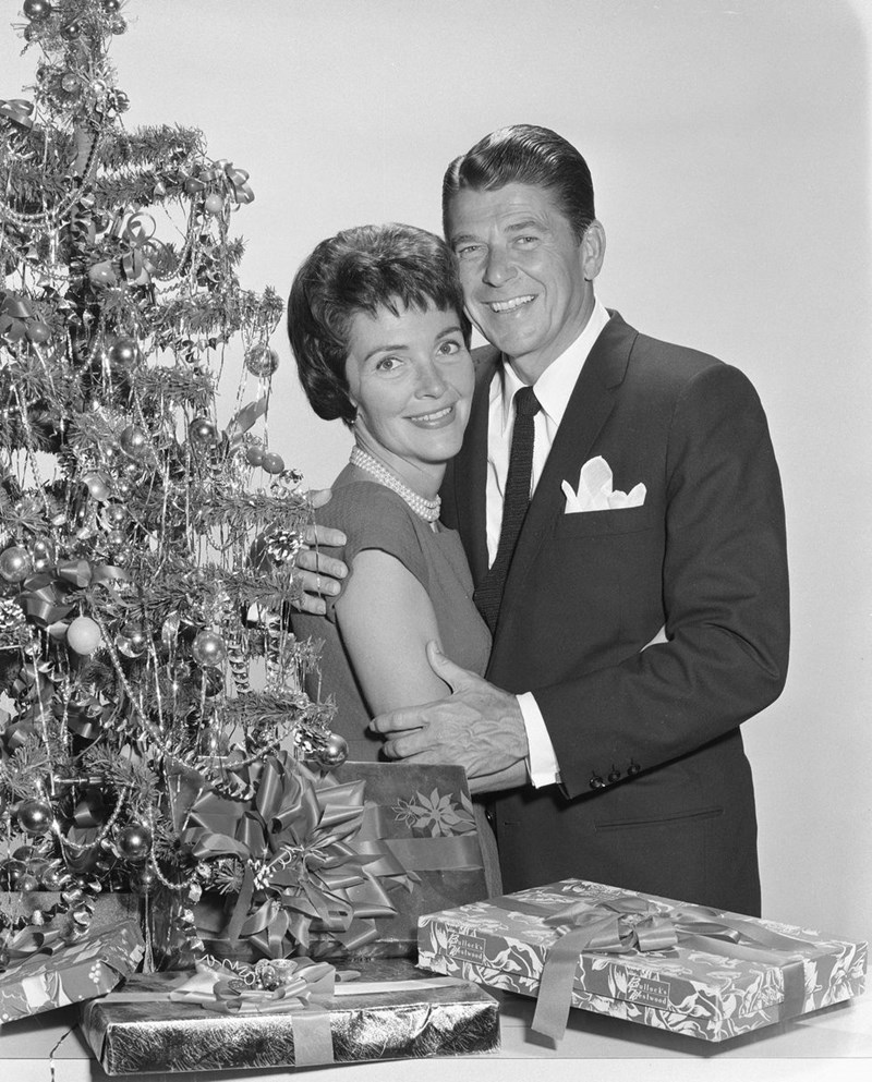 ΧΡΙΣΤΟΥΓΕΝΝΙΑΤΙΚΟ ΣΤΥΛ ΔΙΑΣΗΜΩΝ