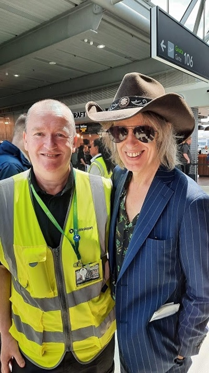 O Mike Scott στο αεροδρόμιο του Δουβλίνου