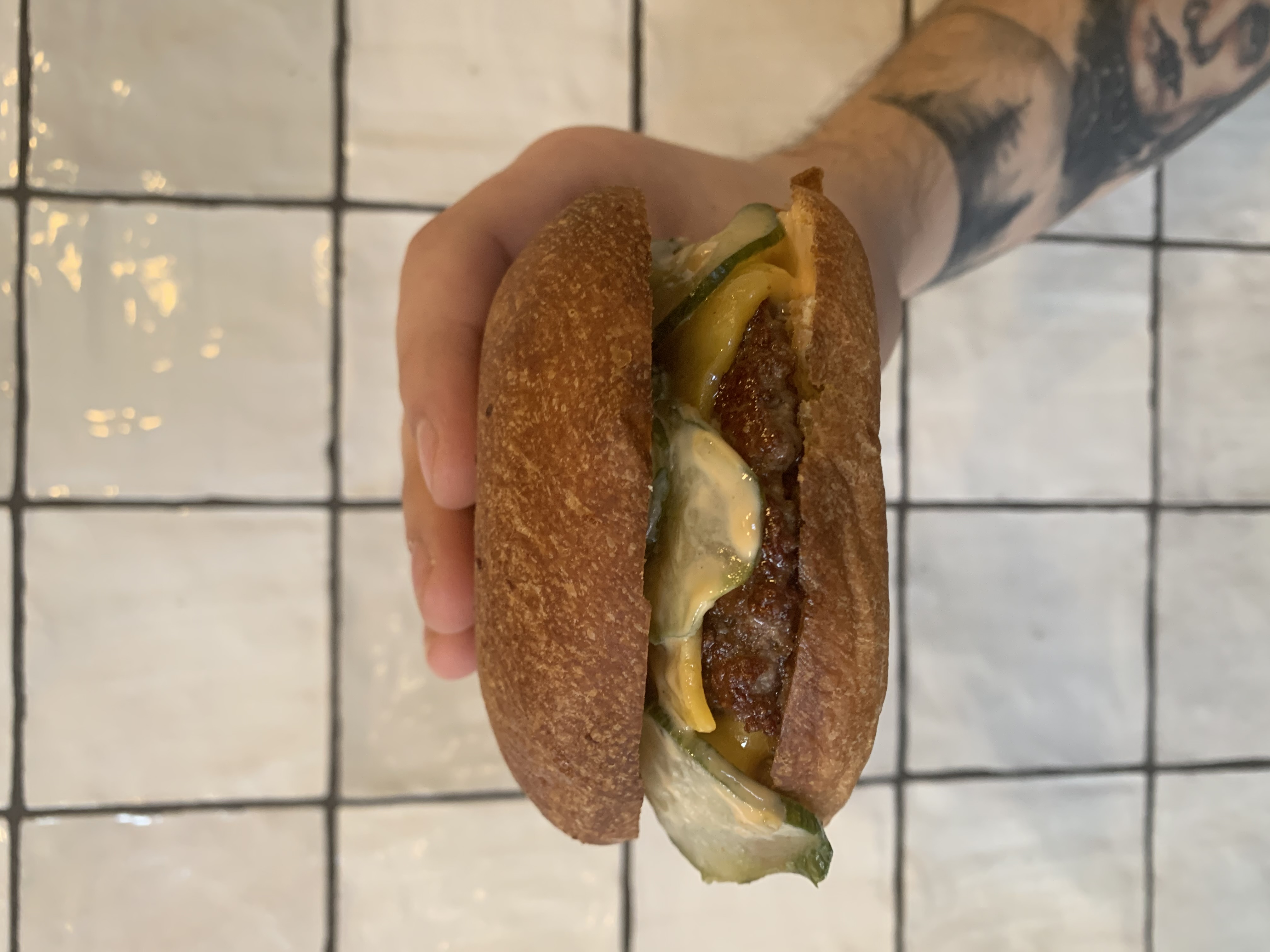 ΤΟ SHASH'N BUN ΕΙΝΑΙ ΤΟ ΝΕΟ BURGER SPOT ΤΗΣ ΑΘΗΝΑΣ ΜΕ ΤΗΝ ΕΠΙΜΕΛΕΙΑ ΤΟΥ ΜΙΧΑΛΗ ΝΟΥΡΛΟΓΛΟΥ