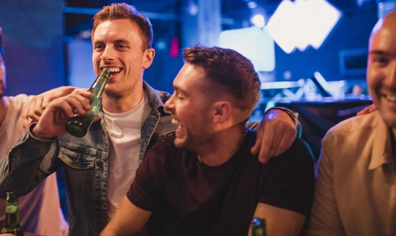 ΚΟΛΠΑ ΣΤΟ ΜΠΑΡ 2