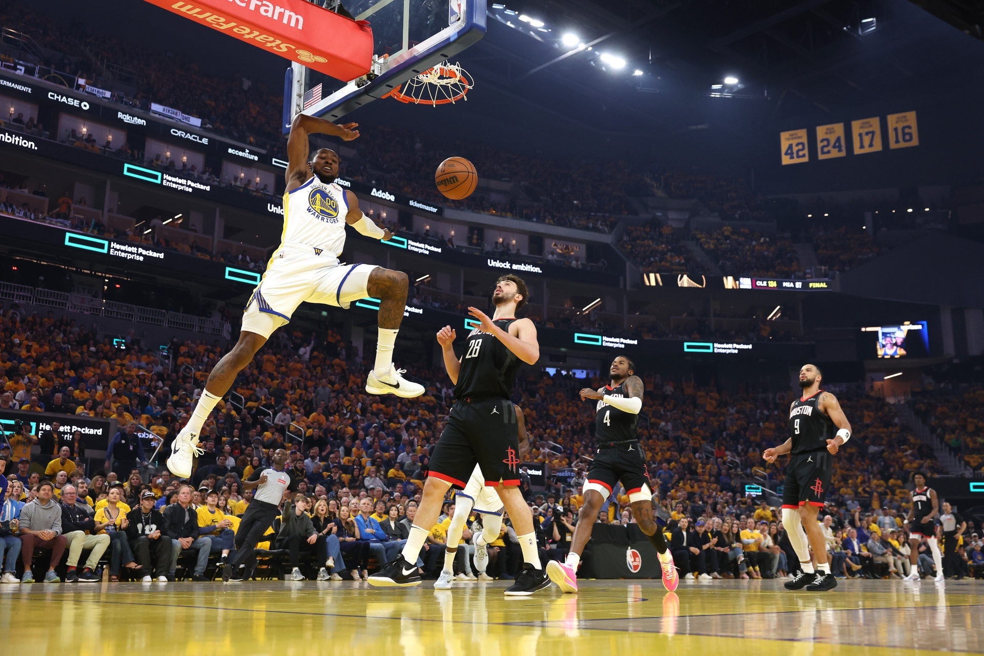 Το κάρφωμα του Γιάννη Αντετοκούνμπο που εξόργισε τους Μπουλς (video) - εικόνα 2