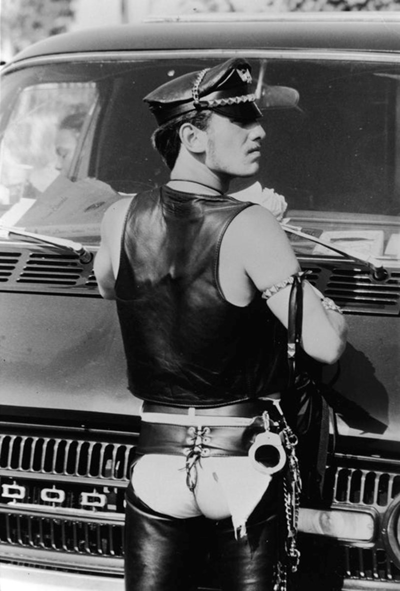 MAN IN LEATHER FETISH CLOTHING