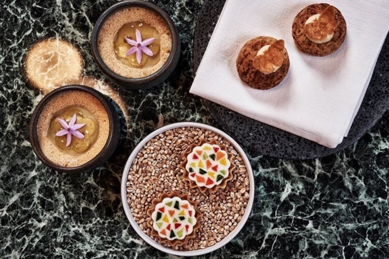 ΧΑΡΗΣ ΝΙΚΟΛΟΥΖΟΣ ΠΙΑΤΟ 1