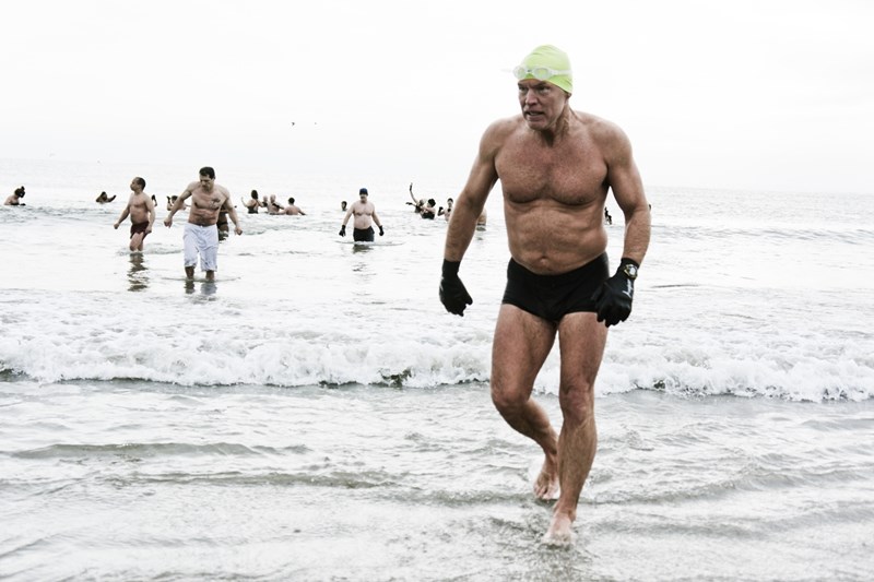 Κολυμβητής βγαίνει από τη θάλασσα