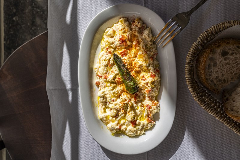 Η ταβέρνα Δώδεκα Πιάτα (12 Πιάτα) στο Κουκάκι_Η τυροκαυτερή