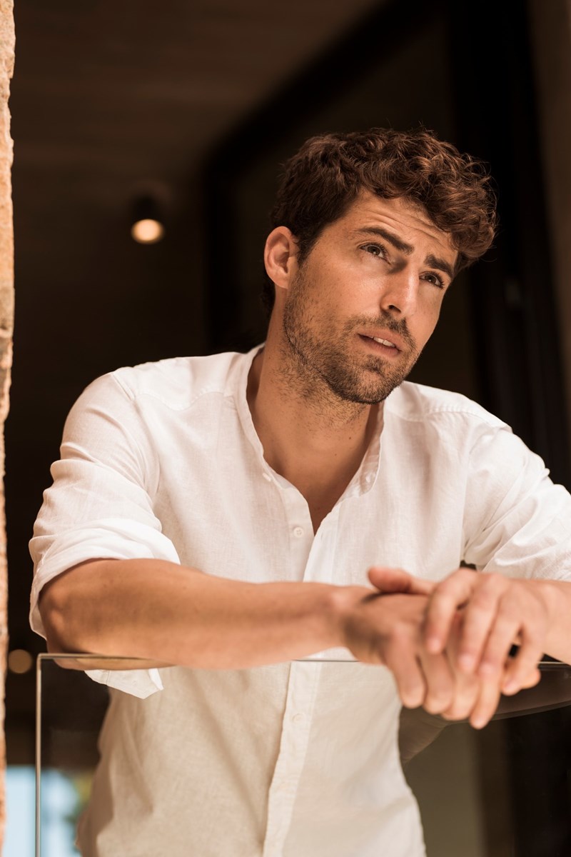 MAN WITH LINEN CLOTHES