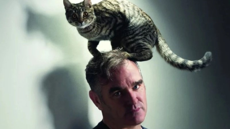 O Morrissey με τη γάτα του