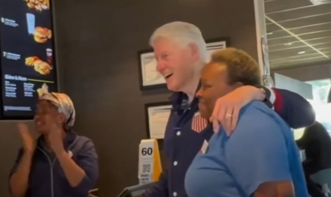 Η πιο αλλόκοτη προεκλογική συγκέντρωση του Donald Trump-Χόρεψε YMCA αφού λιποθύμησαν από τη ζέστη 2 άνθρωποι (video) - εικόνα 2