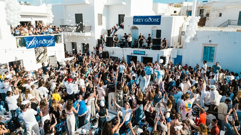 Η Grey Goose Altius στο μεγάλο πασχαλινό πάρτι στη Νάουσα της Πάρου.
