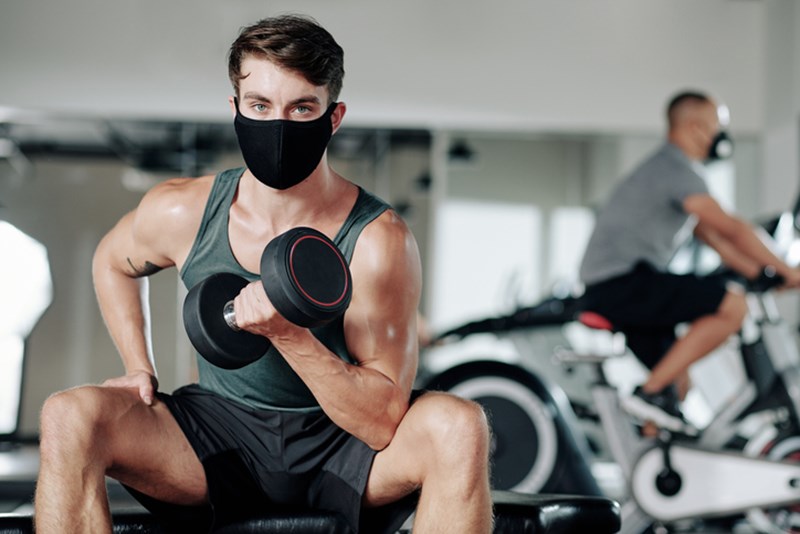 MAN EXERCISING WITH FACE MASK