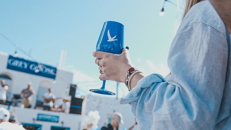 Ο κόσμος απόλασυε τη Grey Goose Altius στην Πάρο το Πάσχα.