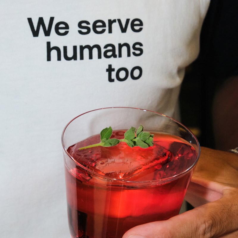 THE BAR IN FRONT OF THE BAR ΜΠΑΡ ΣΤΟ ΚΕΝΤΡΟ ΤΗΣ ΑΘΗΝΑΣ 1