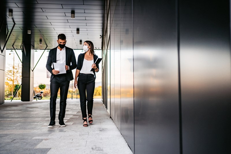 BUSINESSMAN AND BUSINESSWOMAN WITH FACE MASKS