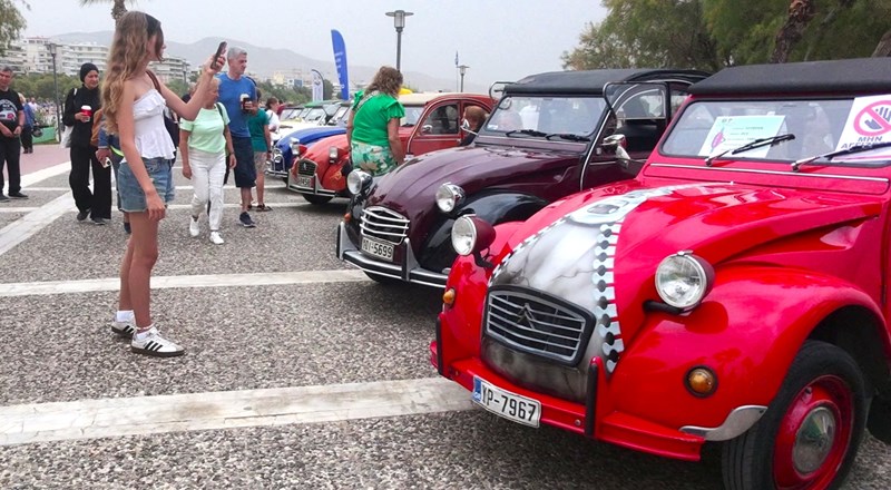 Φωτοραφία από την έκθεση κλασικών αυτοκινήτων στον Άλιμο.