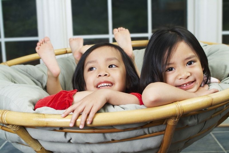 Δύο κοριτσάκια σε μια καρέκλα