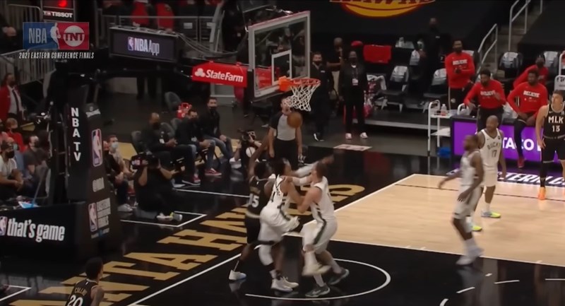 Ο τραυματισμός του Γιάννη Αντετοκούνμπο με τους Ατλάντα Χοκς