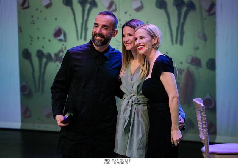 Ο Κώστας Πισσιώτης ιδιοκτήτης του εστιατορίου Nolan παραλαμβάνει το βραβείο για την κατηγορία Modern Creative από την Μαριάννα Παγαδάκη, Υπεύθυνη Marketing BAT