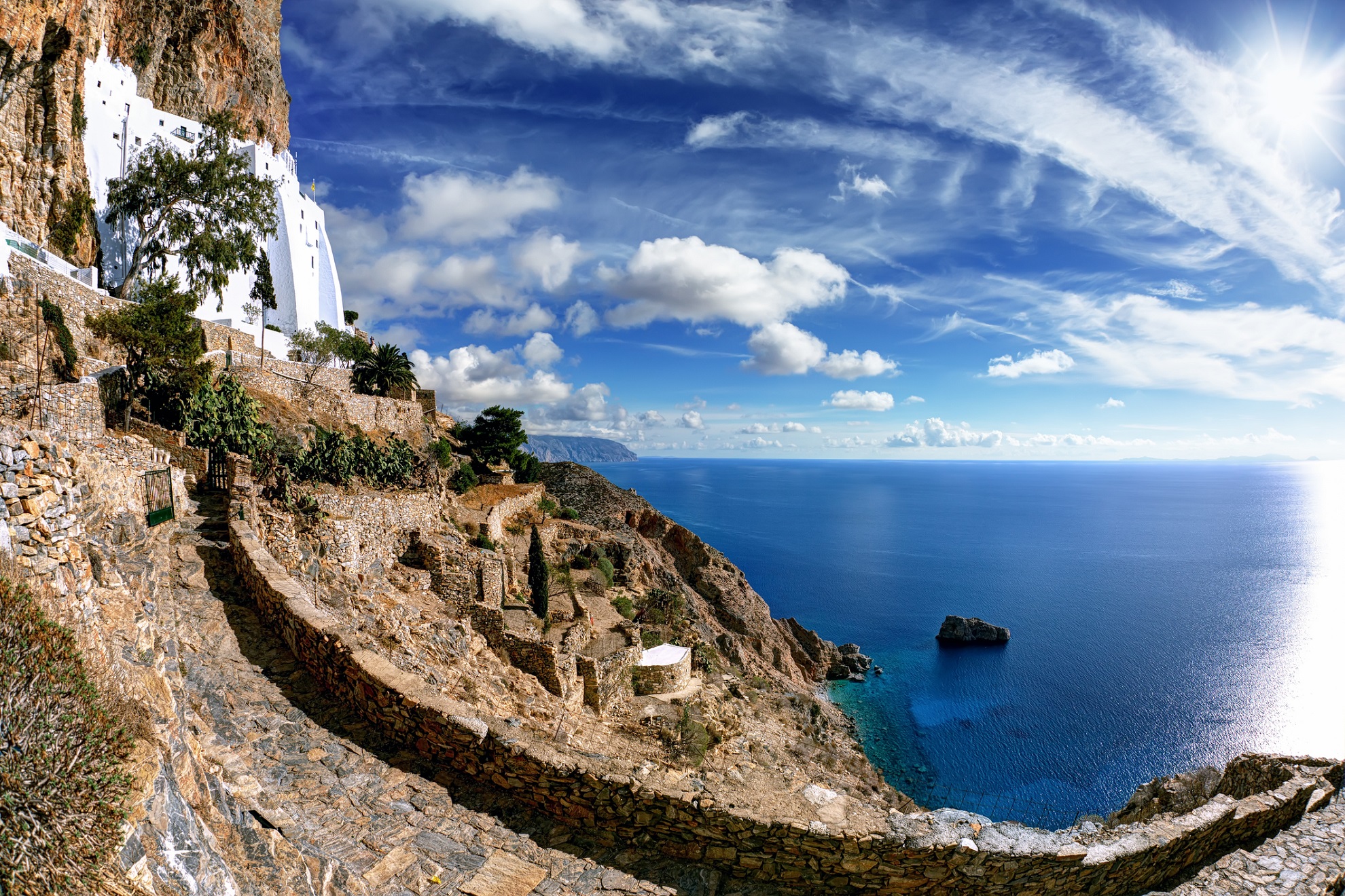 10+1 εντυπωσιακές φωτογραφίες από την πρώτη αυγουστιάτικη πανσέληνο - εικόνα 1