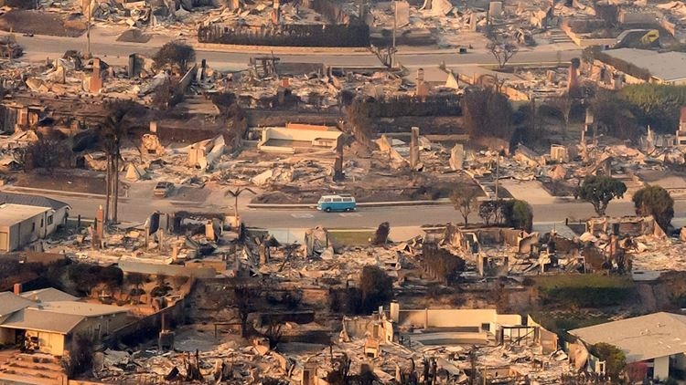 Η Paris Hilton μάζεψε $1 εκατ. για τους πυρόπληκτους στο Λος Άντζελες, αφού έχασε το δικό της σπίτι - εικόνα 1