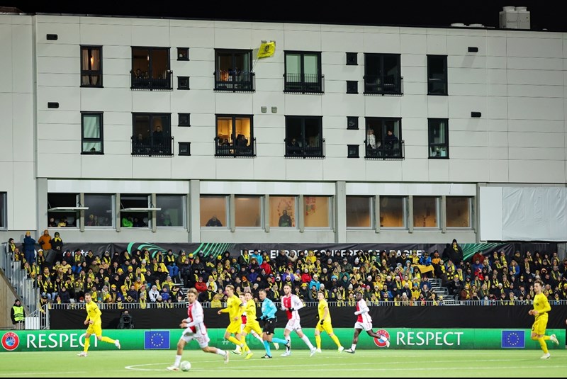 Η κερκίδα στο γήπεδο της Μπόντο Γκλιμτ με τα διαμερίσματα.