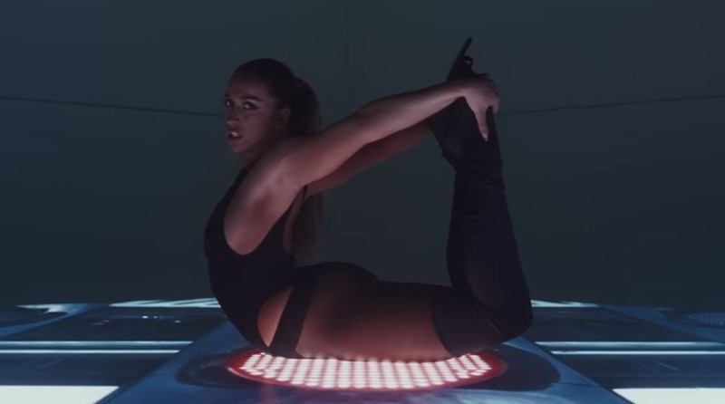 Η τραγουδίστρια Tate McRae στο τραγούδι της ταινίας F1 Just Keep Watching