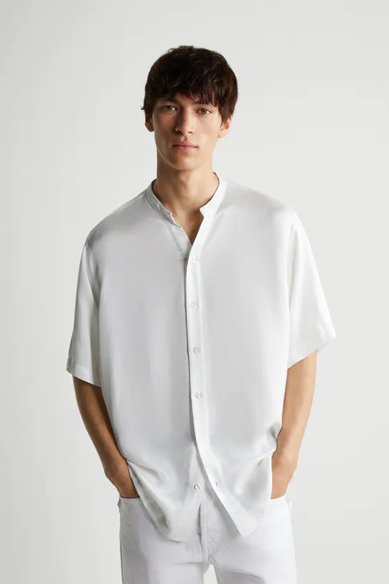 MODEL WITH SHORT-SLEEVED SHIRT