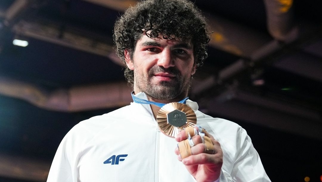 Yusuf Dikeç, ο 51χρονος Τούρκος που πήρε ασημένιο μετάλλιο στην σκοποβολή με το χέρι στην τσέπη και χωρίς εξοπλισμό - εικόνα 1