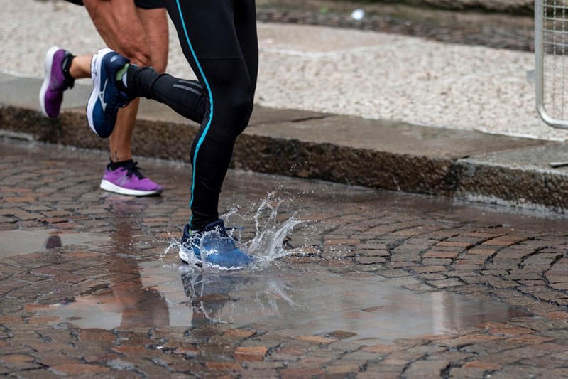 PEOPLE RUNNING IN THE RAIN DURING THE VERONA MARATHON