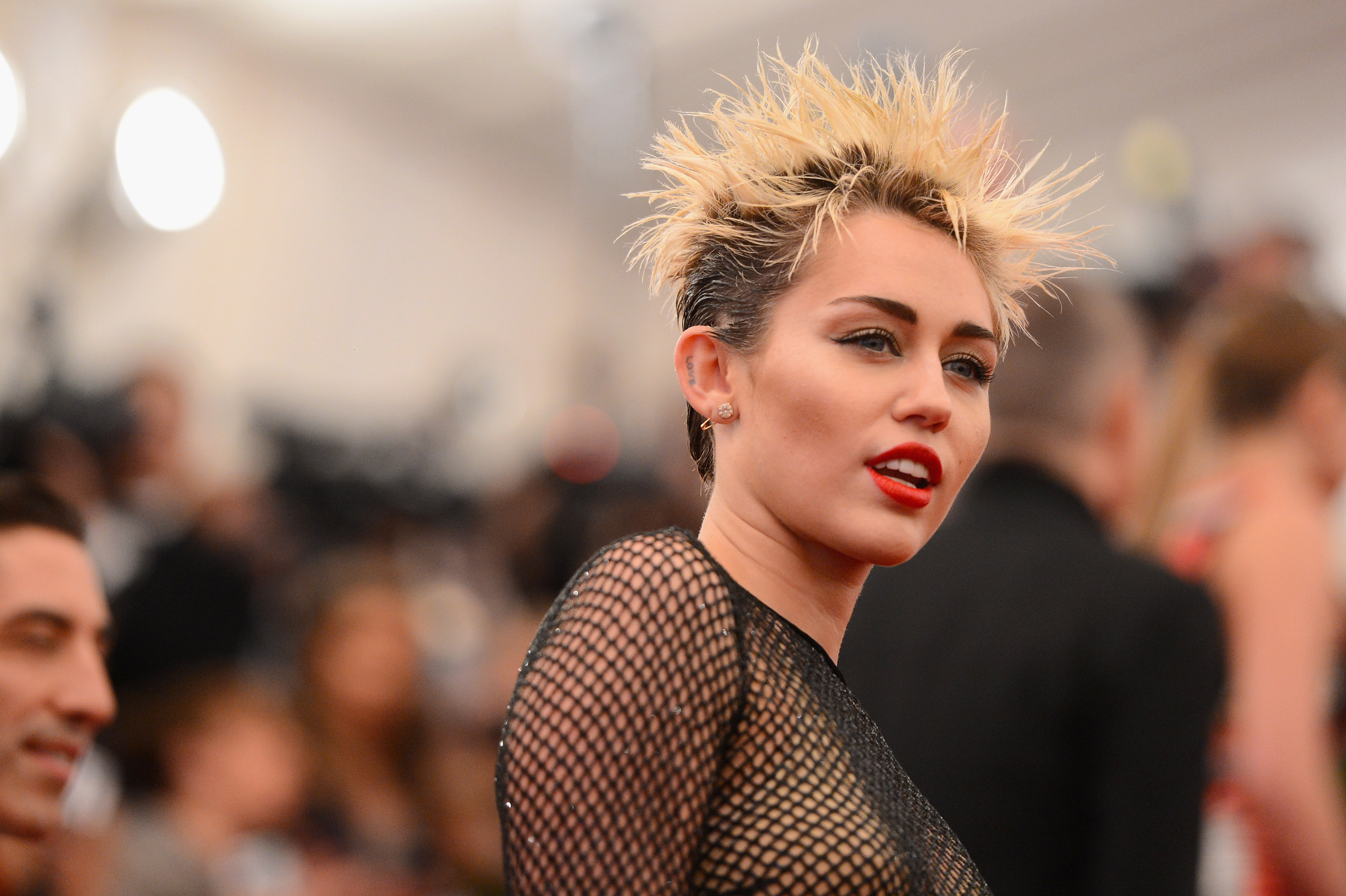 Αναπολώντας το καλοκαίρι με τη Miley Cyrus και τα αυτοκίνητά της - εικόνα 3