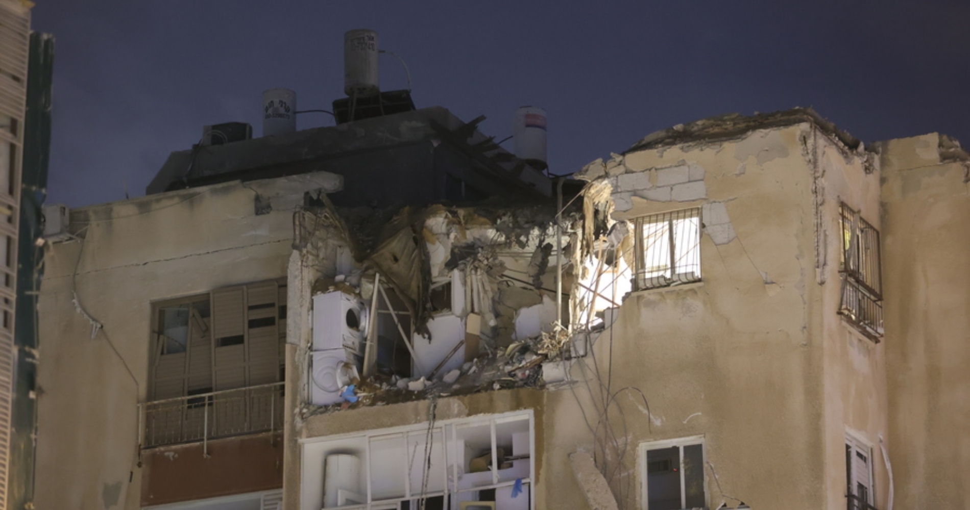 Σε γειτονιά του Ισραήλ τραγουδούν στα μπαλκόνια τον εθνικό ύμνο - εικόνα 1