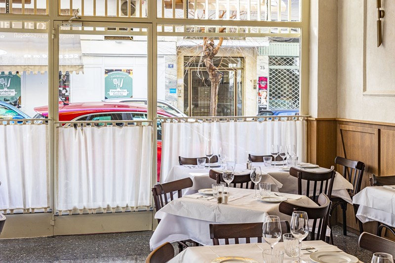 Η ταβέρνα Δώδεκα Πιάτα (12 Πιάτα) στο Κουκάκι_Τα τραπέζια μπροστά από την τζαμαρία