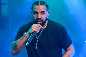 Η Veronica Correia ξεκίνησε καριέρα στο μόντελινγκ επειδή πέταξε το σουτιέν της στον Drake - εικόνα 1