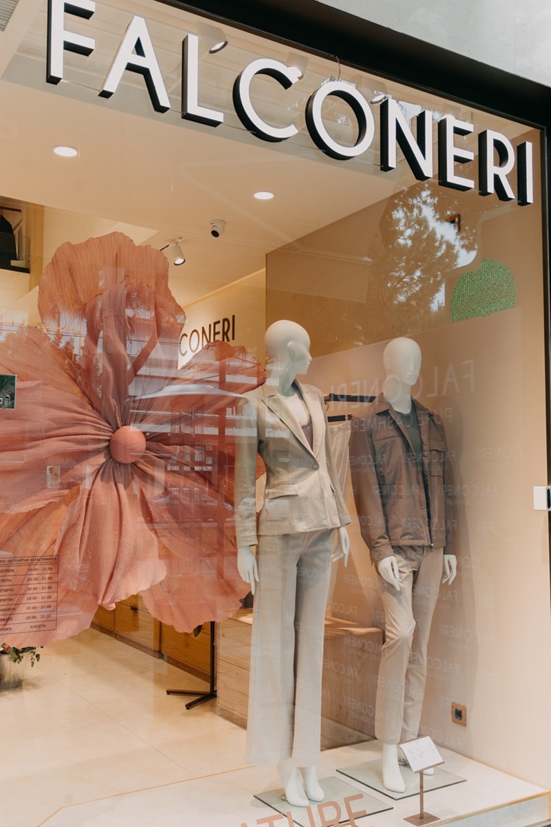 Η βιτρίνα του νέου καταστήματος Falconeri στη Γλυφάδα.
