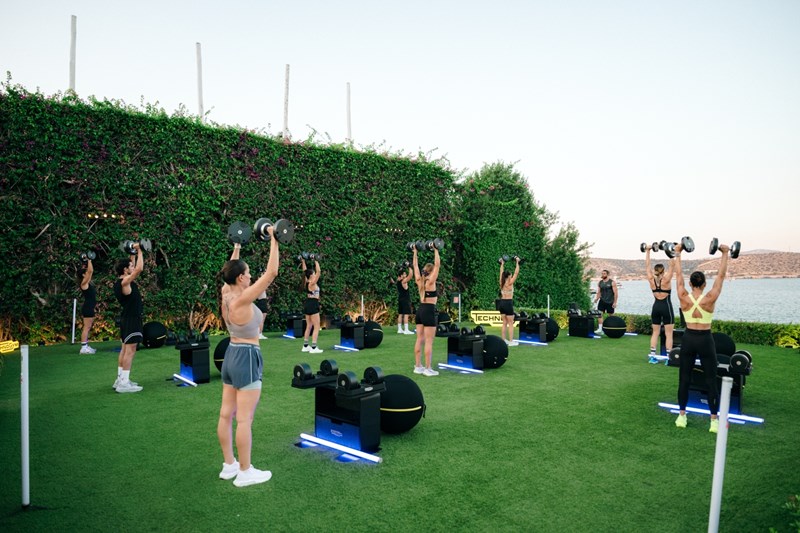 Technogym: Παρουσίασε τα νέα Technogym Connected Dumbbells με ένα Exclusive Sunset Master Class με τον Κωνσταντίνο Βασάλο