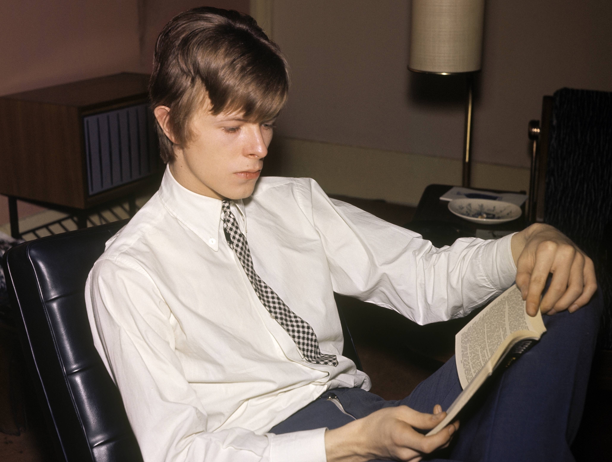 Γιατί το να προσποιείσαι ότι διαβάζεις βιβλία στο μετρό γίνεται η νέα τάση - εικόνα 1