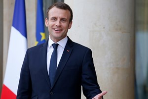 Τι χαρτάκι έκρυψε τελικά ο Emmanuel Macron στο βίντεο που έχει γίνει viral; - εικόνα 2