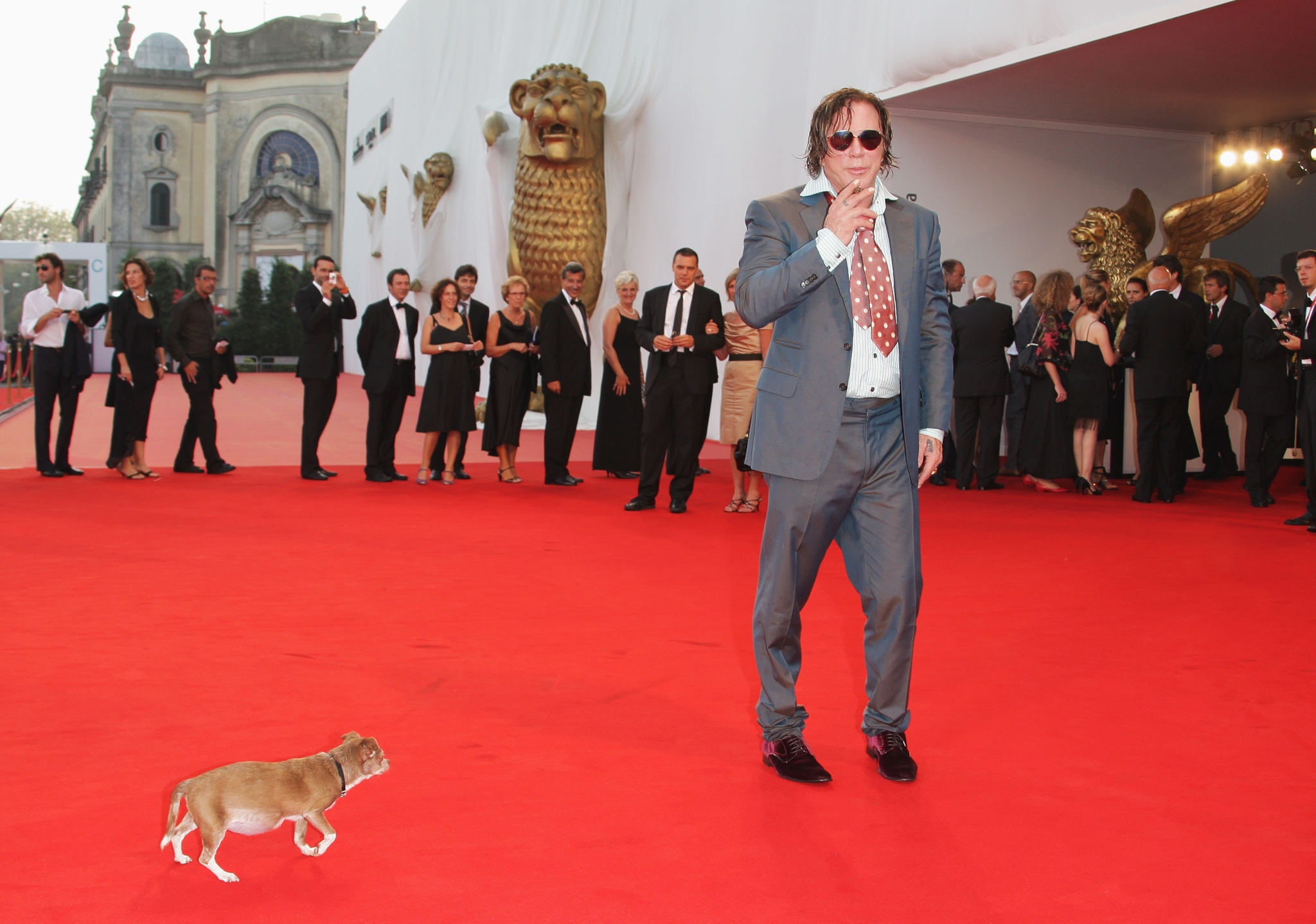 Αγνώριστος ο Mickey Rourke – Χρωστάει 60.000 δολάρια - εικόνα 1