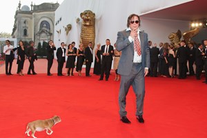 Αγνώριστος ο Mickey Rourke – Χρωστάει 60.000 δολάρια - εικόνα 1