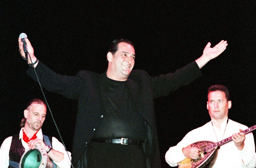 'Καλησπέρα και καλή βραδιά', η ζωή του Βασίλη Καρρά έγινε βιβλίο - εικόνα 1